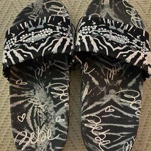 NEW bebe Sliver Bling Slide Sandal Fun Beach Print Size 7 Grey/Black/White NWOT